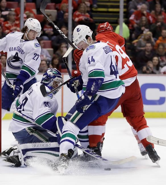 Howard's 36 saves lead Red Wings past Canucks 3-1 | iNFOnews.ca
