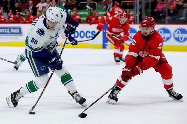 Larkin's shootout goal gives Red Wings 3-2 win over Canucks | iNFOnews.ca