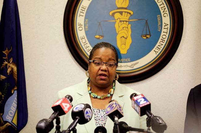 Prosecutor drops charges in death of Detroit college officer | iNFOnews.ca