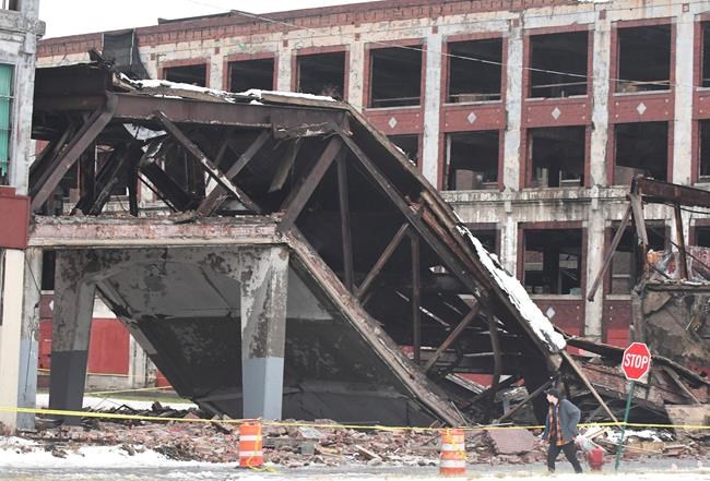 Packard pedestrian bridge collapses onto Detroit boulevard | iNFOnews.ca