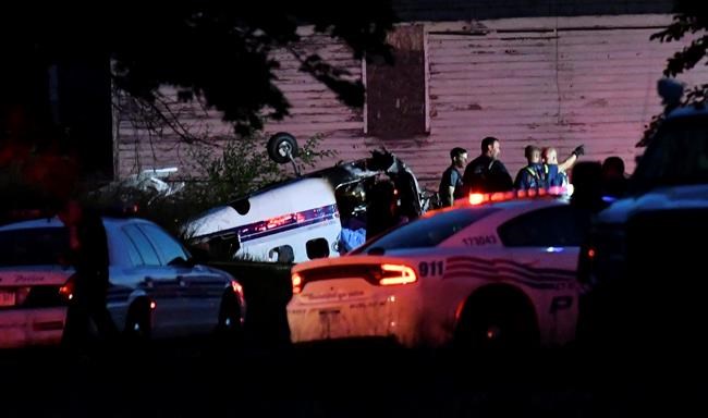 Police: 2 dead, 1 hurt in small plane crash in Detroit | iNFOnews.ca CP1161839415