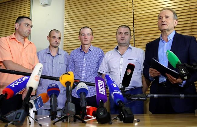 4 Ukrainians released from separatist captivity | iNFOnews.ca CP342996798