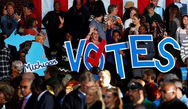 Clinton's campaign taps star power as Trump goes it alone | iNFOnews.ca CP403832893