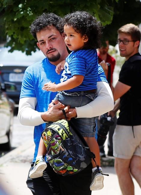 Reunited immigrant children scooped up into parents' arms | iNFOnews.ca