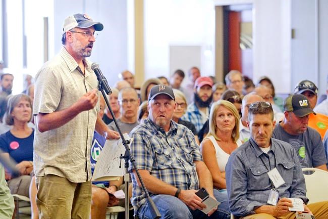 Supporters, foes clash over underwater oil pipeline's future | iNFOnews.ca