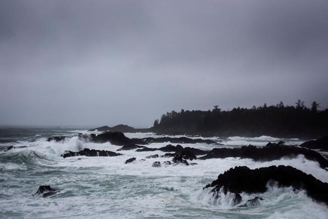 Powerful waves prompt warnings, beach closures on west coast of Vancouver Island | iNFOnews.ca