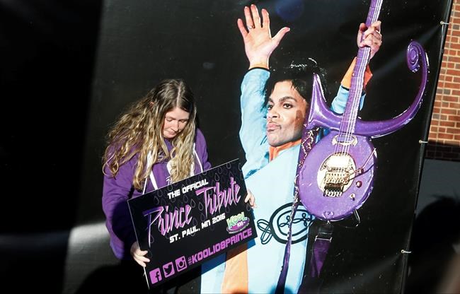 The Latest: Wonder, Khan wow crowd at Prince tribute show | iNFOnews.ca CP2068409631
