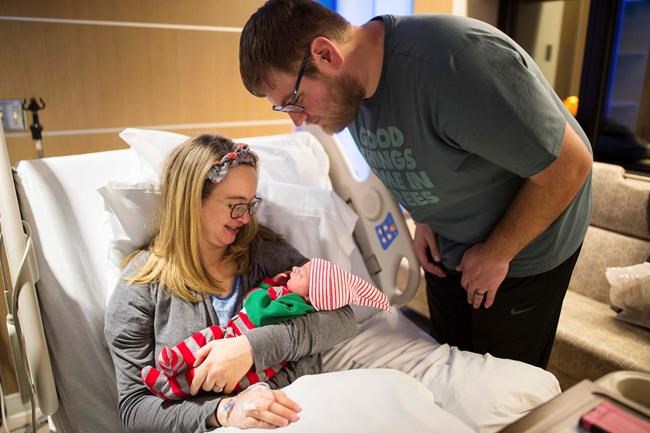 Minnesota couple delivers Christmas Day baby on side of road | iNFOnews.ca Minnesota couple delivers Christmas Day baby on side of road | iNFOnews.ca