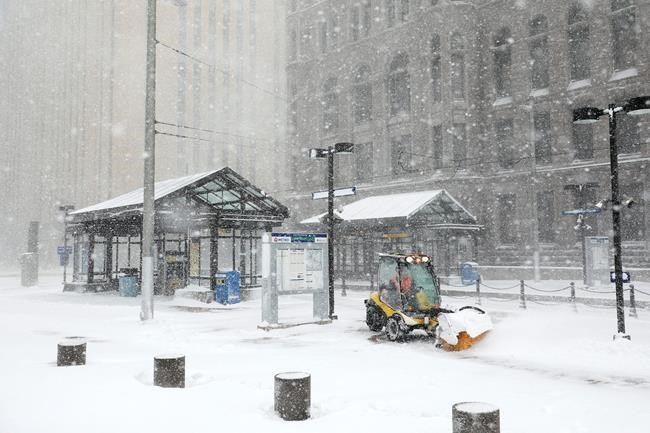 Spring storm moves east after blanketing central US in snow | iNFOnews.ca CP528350195