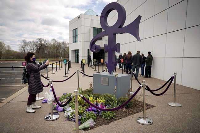 Prince fans pay respects at Paisley Park 5 years after death | iNFOnews.ca CP449368114