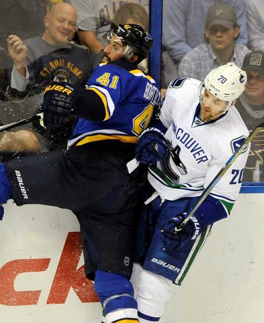 Tarasenko, Steen score late, lift Blues past Canucks 4-3 | iNFOnews.ca