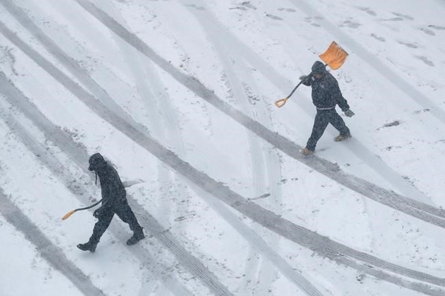 Flights cancelled, schools closed after Midwest snowstorm | iNFOnews.ca CP730037086