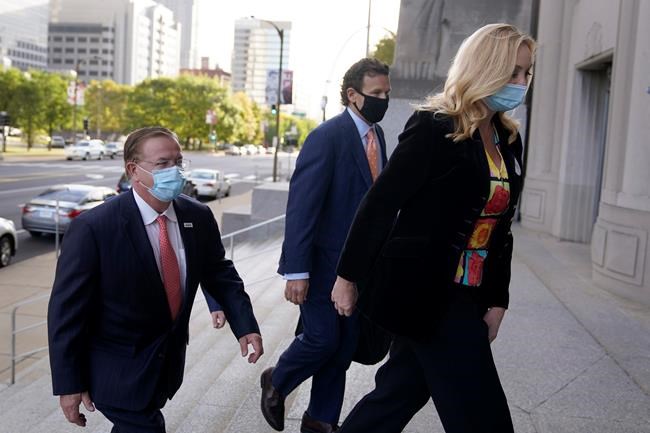St. Louis couple who waved guns at protest plead not guilty | iNFOnews.ca CP1745561861