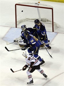 Toews scores on breakaway, lifts Blackhawks past Blues 3-2 in OT | iNFOnews.ca