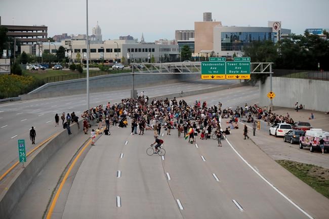 Protesters return to St. Louis area where couple drew guns | iNFOnews.ca