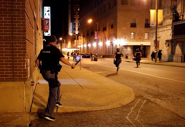 St. Louis officers accused of beating undercover colleague | iNFOnews.ca