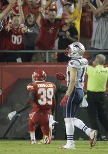 NFL says Kansas City's Abdullah should not have been penalized for dropping to knees in prayer | iNFOnews.ca