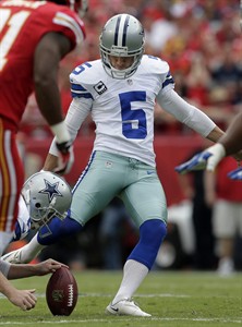 Smith throws 2 TD passes, Chiefs defence holds Cowboys late to preserve 17-16 victory | iNFOnews.ca