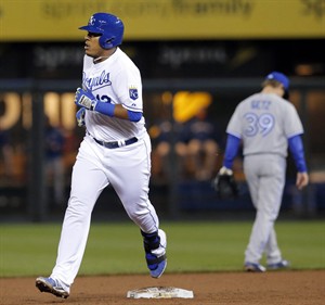 Salvador Perez has homer, 4 RBIs and Royals outlast Blue Jays 10-7 | iNFOnews.ca CP28183936