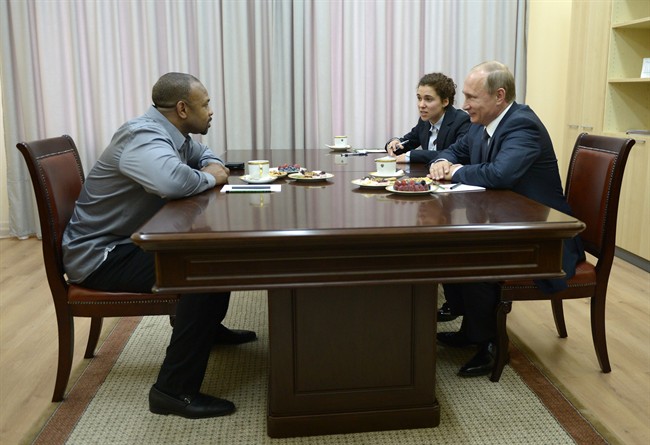 Putin drinks tea with US boxer Roy Jones Jr., who asks for Russian citizenship | iNFOnews.ca CP34259005