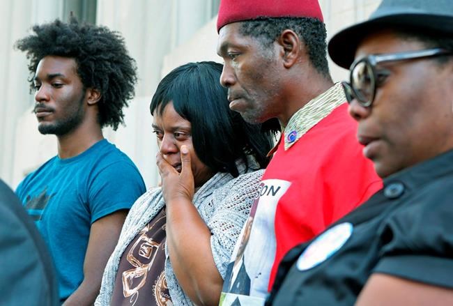 Prosecutor clears 2 St. Louis officers in fatal shooting | iNFOnews.ca