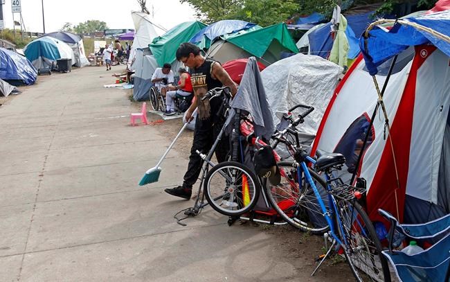 In Minneapolis, leaders grapple with sudden homeless camp | iNFOnews.ca CP1143507245