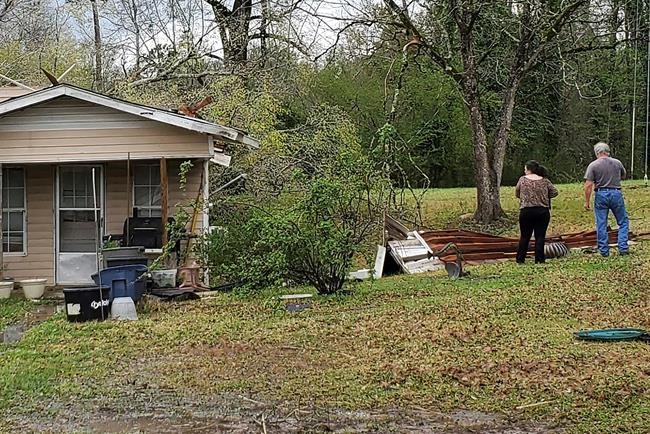 Storms send TV anchors scrambling off set in N Carolina | iNFOnews.ca