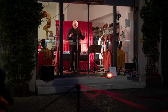 With traditional venues shut, Berlin artists take to streets | iNFOnews.ca