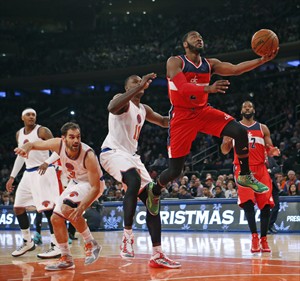 Wall puts on dazzling Christmas display, leads Wizards over Knicks, 102-91 | iNFOnews.ca CP31248901