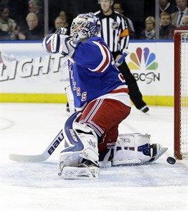 Rangers score 3 goals in 3rd period, 2 on power play, to beat Flyers 4-1 in series opener | iNFOnews.ca