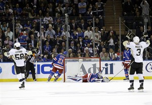 Penguins allow 2 goals, but still push Rangers to brink of elimination with 4-2 win | iNFOnews.ca CP28284764