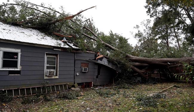 2 dead as storms fray nerves in hurricane-tossed Gulf Coast | iNFOnews.ca CP744285858