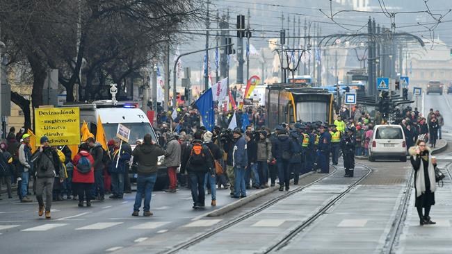 Hungarian unions protest plan to relax labour 'slave law' | iNFOnews.ca CP444525724