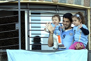 CP NewsAlert: Suarez apologizes to Chiellini for bite at World Cup | iNFOnews.ca CP28965363