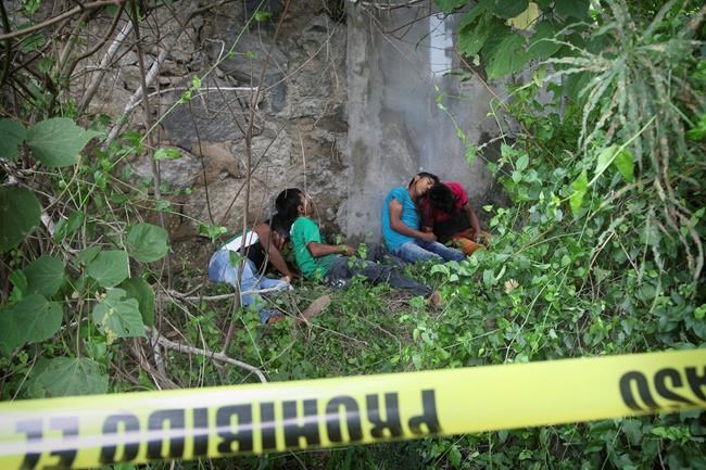 Mexican students hijack tanker truck, buses and kidnap cops | iNFOnews.ca