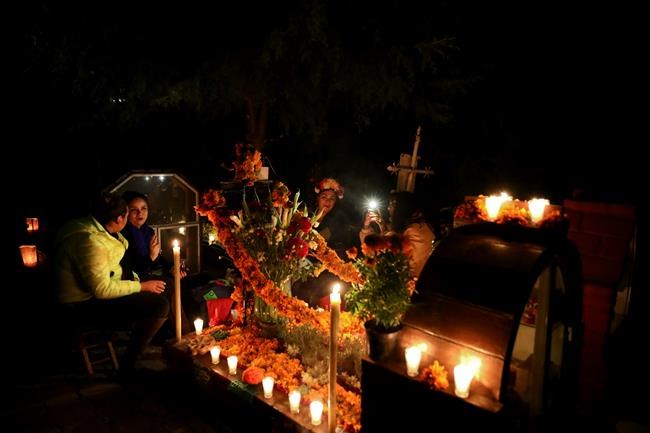 Skulls, masks and dancers as Mexico fetes Day of the Dead | iNFOnews.ca CP790634229