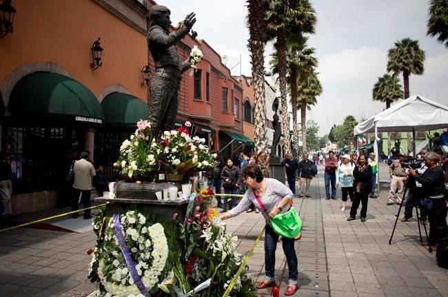 Mexicans say 'adios' to beloved singer Juan Gabriel | iNFOnews.ca Mexicans say 'adios' to beloved singer Juan Gabriel | iNFOnews.ca