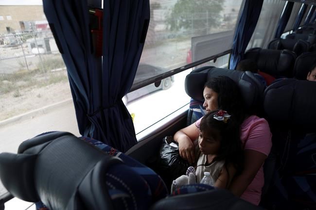 Mexico buses home dozens of asylum seekers returned by US | iNFOnews.ca CP433370040