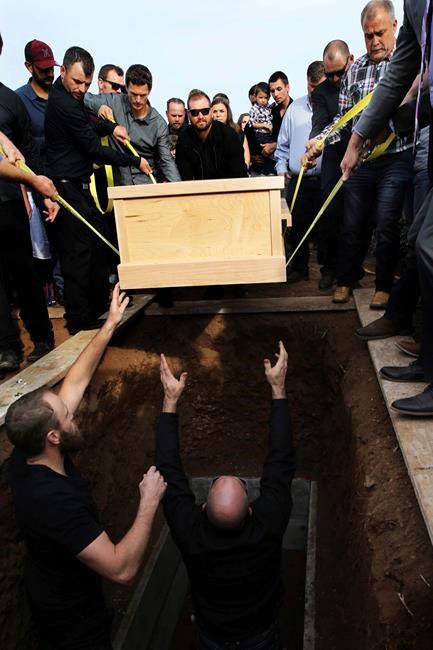 Last victim of Mexico border killings buried as others leave | iNFOnews.ca