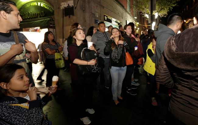 Trump overshadows young migrants' emotional trip to Mexico | iNFOnews.ca