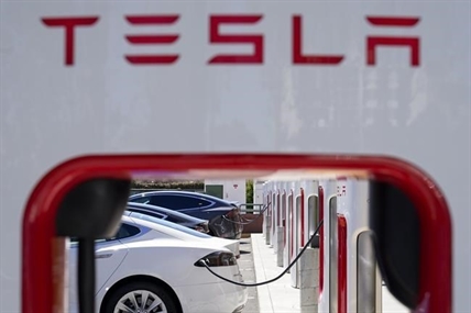 Tesla is allowing no-hands driving with Autopilot for longer periods. US regulators have questions | iNFOnews.ca