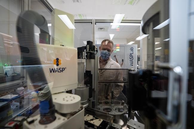 Robots Tarzan and Jane, aided by AI, take over repetitive tasks at BC hospital lab | iNFOnews.ca