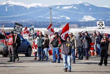 Police investigate multi-tractor crash as carbon-levy protests continue in Alberta | iNFOnews.ca