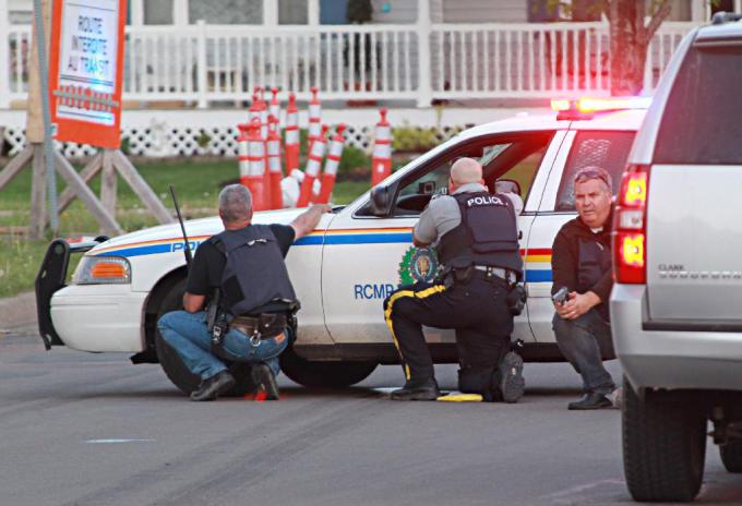 Manhunt continues in Moncton after shooter kills three RCMP officers, injures two | iNFOnews.ca Manhunt continues in Moncton after shooter kills three RCMP officers, injures two | iNFOnews.ca