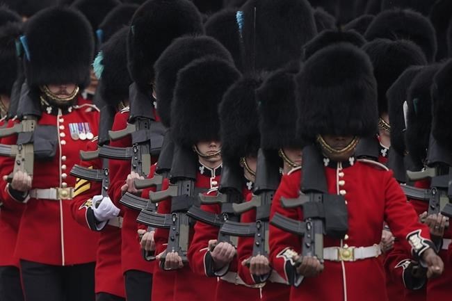 Animal rights groups object to Buckingham Palace guard's distinctive bearskin caps | iNFOnews.ca Animal rights groups object to Buckingham Palace guard's distinctive bearskin caps | iNFOnews.ca