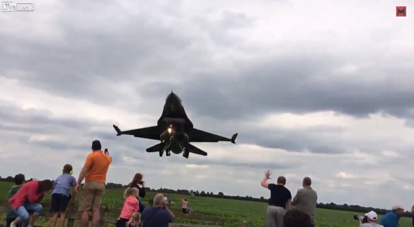 Really, really, really low flying jet fighter | iNFOnews.ca
