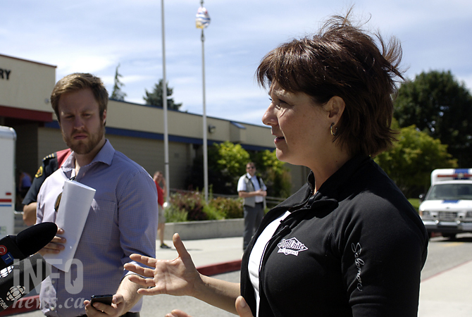 Premier tours West Kelowna evacuation centre | iNFOnews.ca Premier tours West Kelowna evacuation centre | iNFOnews.ca