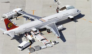 Plane crashes in emergency landing at Taiwan airport, 47 people trapped, feared dead | iNFOnews.ca