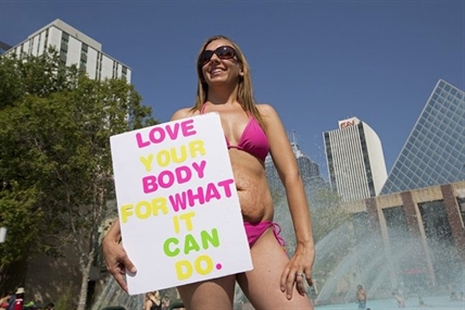 Women bare bellies in bikinis to support Edmonton mom mocked over stretch marks | iNFOnews.ca