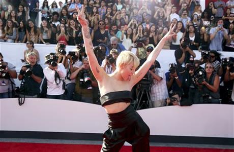 Miley Cyrus gets homeless man to accept VMA award | iNFOnews.ca